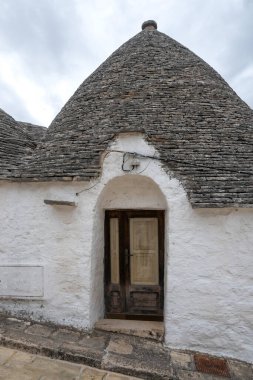 Apulia Bölgesi, İtalya 'nın Alberobello şehrinin muhteşem manzarası.