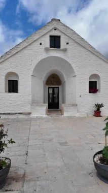 Apulia Bölgesi, İtalya 'nın Alberobello şehrinin muhteşem manzarası.