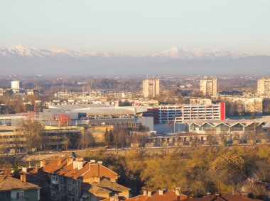 Bulgaristan 'ın Nebet Tepe tepesinden Filibe kentinin panoramik Günbatımı manzarası