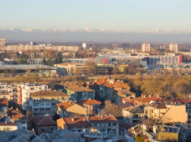 Bulgaristan 'ın Nebet Tepe tepesinden Filibe kentinin panoramik Günbatımı manzarası