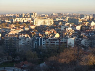 Bulgaristan 'ın Nebet Tepe tepesinden Filibe kentinin panoramik Günbatımı manzarası