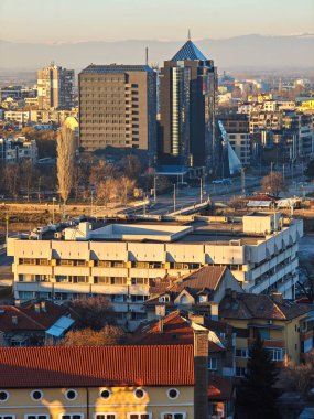 Bulgaristan 'ın Nebet Tepe tepesinden Filibe kentinin panoramik Günbatımı manzarası