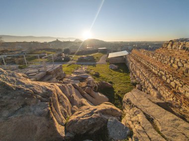 Bulgaristan 'ın Nebet Tepe tepesinden Filibe kentinin panoramik Günbatımı manzarası