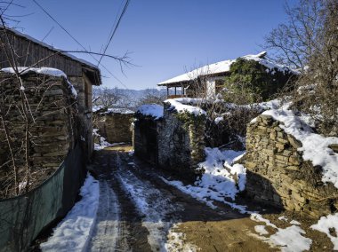 Bulgaristan 'ın Blagoevgrad bölgesindeki Otantik 19. yüzyıl evleriyle Leshten Köyü' nün kış manzarası