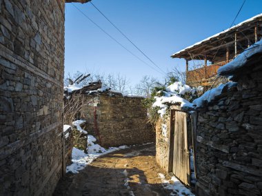 Bulgaristan 'ın Blagoevgrad bölgesindeki Otantik 19. yüzyıl evleriyle Leshten Köyü' nün kış manzarası