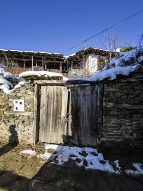 Bulgaristan 'ın Blagoevgrad bölgesindeki Otantik 19. yüzyıl evleriyle Leshten Köyü' nün kış manzarası