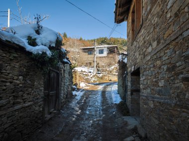 Bulgaristan 'ın Blagoevgrad bölgesindeki Otantik 19. yüzyıl evleriyle Leshten Köyü' nün kış manzarası