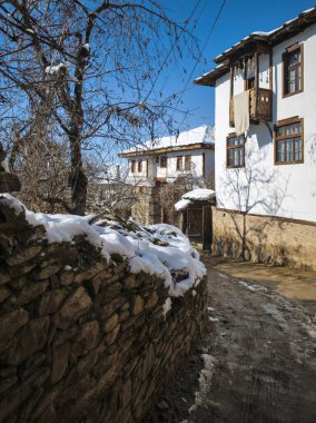 Bulgaristan 'ın Blagoevgrad bölgesindeki Otantik 19. yüzyıl evleriyle Leshten Köyü' nün kış manzarası