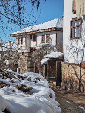 Bulgaristan 'ın Blagoevgrad bölgesindeki Otantik 19. yüzyıl evleriyle Leshten Köyü' nün kış manzarası