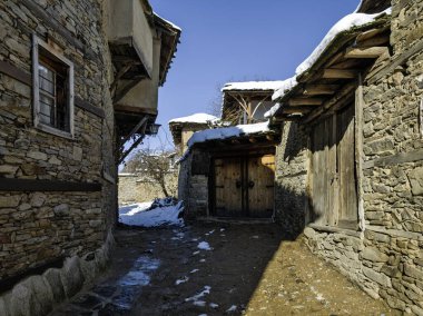 Bulgaristan 'ın Blagoevgrad bölgesindeki Otantik 19. yüzyıl evleriyle Leshten Köyü' nün kış manzarası