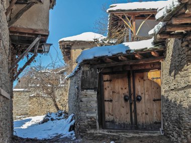 Bulgaristan 'ın Blagoevgrad bölgesindeki Otantik 19. yüzyıl evleriyle Leshten Köyü' nün kış manzarası