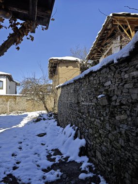 Bulgaristan 'ın Blagoevgrad bölgesindeki Otantik 19. yüzyıl evleriyle Leshten Köyü' nün kış manzarası