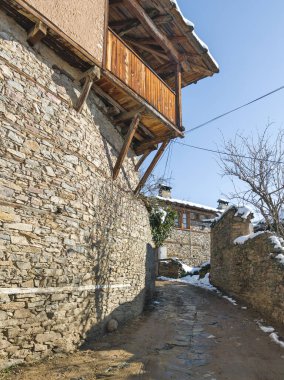 Bulgaristan 'ın Blagoevgrad bölgesindeki Otantik 19. yüzyıl evleriyle Leshten Köyü' nün kış manzarası