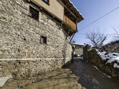 Bulgaristan 'ın Blagoevgrad bölgesindeki Otantik 19. yüzyıl evleriyle Leshten Köyü' nün kış manzarası