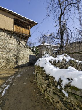 Bulgaristan 'ın Blagoevgrad bölgesindeki Otantik 19. yüzyıl evleriyle Leshten Köyü' nün kış manzarası