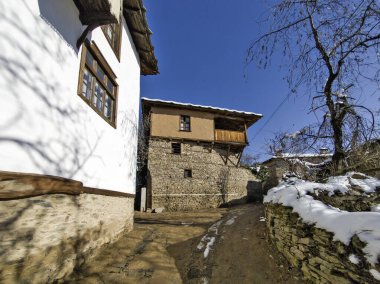 Bulgaristan 'ın Blagoevgrad bölgesindeki Otantik 19. yüzyıl evleriyle Leshten Köyü' nün kış manzarası
