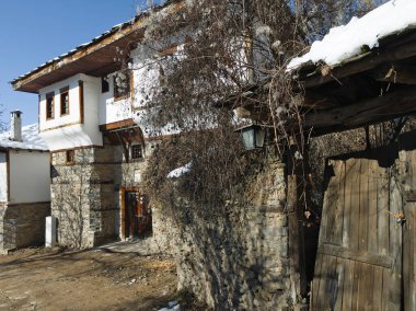 Bulgaristan 'ın Blagoevgrad bölgesindeki Otantik 19. yüzyıl evleriyle Leshten Köyü' nün kış manzarası
