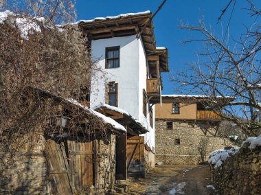 Bulgaristan 'ın Blagoevgrad bölgesindeki Otantik 19. yüzyıl evleriyle Leshten Köyü' nün kış manzarası