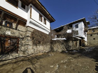 Bulgaristan 'ın Blagoevgrad bölgesindeki Otantik 19. yüzyıl evleriyle Leshten Köyü' nün kış manzarası