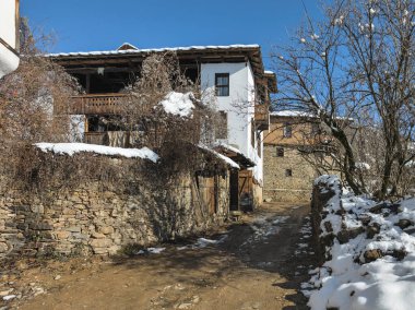 Bulgaristan 'ın Blagoevgrad bölgesindeki Otantik 19. yüzyıl evleriyle Leshten Köyü' nün kış manzarası