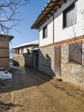 Bulgaristan 'ın Blagoevgrad bölgesindeki Otantik 19. yüzyıl evleriyle Leshten Köyü' nün kış manzarası