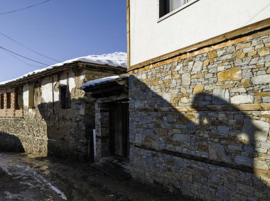 Bulgaristan 'ın Blagoevgrad bölgesindeki Otantik 19. yüzyıl evleriyle Leshten Köyü' nün kış manzarası