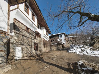 Bulgaristan 'ın Blagoevgrad bölgesindeki Otantik 19. yüzyıl evleriyle Leshten Köyü' nün kış manzarası