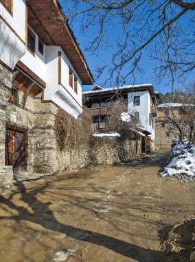 Bulgaristan 'ın Blagoevgrad bölgesindeki Otantik 19. yüzyıl evleriyle Leshten Köyü' nün kış manzarası