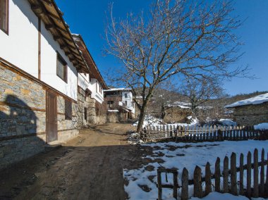 Bulgaristan 'ın Blagoevgrad bölgesindeki Otantik 19. yüzyıl evleriyle Leshten Köyü' nün kış manzarası