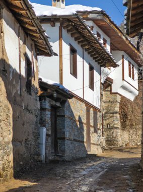 Bulgaristan 'ın Blagoevgrad bölgesindeki Otantik 19. yüzyıl evleriyle Leshten Köyü' nün kış manzarası