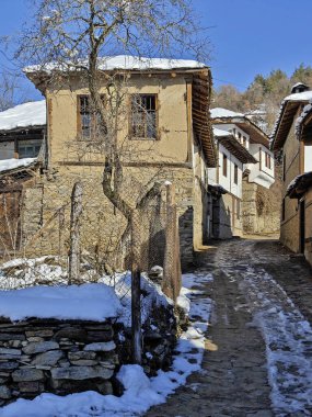 Bulgaristan 'ın Blagoevgrad bölgesindeki Otantik 19. yüzyıl evleriyle Leshten Köyü' nün kış manzarası