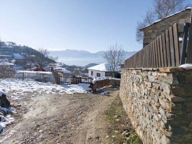 Bulgaristan 'ın Blagoevgrad bölgesindeki Otantik 19. yüzyıl evleriyle Leshten Köyü' nün kış manzarası