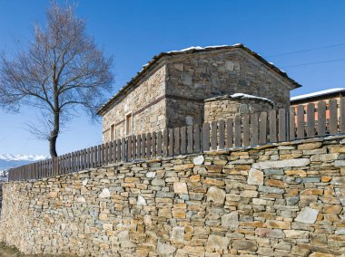 Bulgaristan 'ın Blagoevgrad bölgesindeki Otantik 19. yüzyıl evleriyle Leshten Köyü' nün kış manzarası