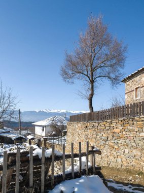Bulgaristan 'ın Blagoevgrad bölgesindeki Otantik 19. yüzyıl evleriyle Leshten Köyü' nün kış manzarası