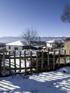 Bulgaristan 'ın Blagoevgrad bölgesindeki Otantik 19. yüzyıl evleriyle Leshten Köyü' nün kış manzarası