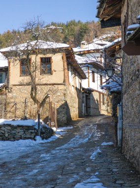 Bulgaristan 'ın Blagoevgrad bölgesindeki Otantik 19. yüzyıl evleriyle Leshten Köyü' nün kış manzarası