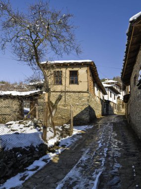 Bulgaristan 'ın Blagoevgrad bölgesindeki Otantik 19. yüzyıl evleriyle Leshten Köyü' nün kış manzarası