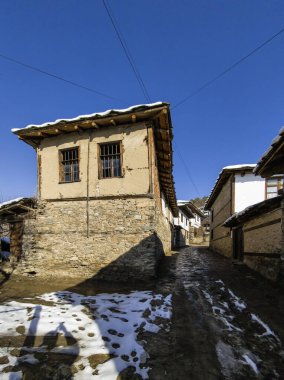 Bulgaristan 'ın Blagoevgrad bölgesindeki Otantik 19. yüzyıl evleriyle Leshten Köyü' nün kış manzarası