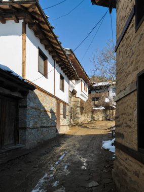 Bulgaristan 'ın Blagoevgrad bölgesindeki Otantik 19. yüzyıl evleriyle Leshten Köyü' nün kış manzarası