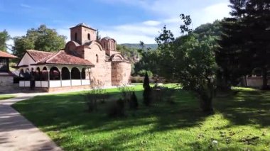 Sırbistan 'ın St. John İlahiyatçısı Ortaçağ Poganovo Manastırı' nın şaşırtıcı manzarası