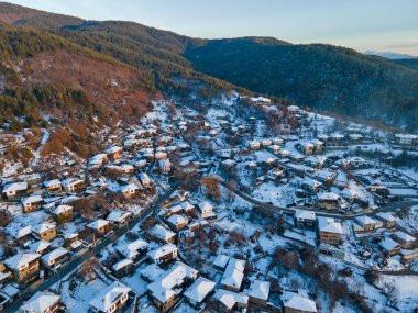 Bulgaristan 'ın Blagoevgrad bölgesindeki Otantik 19. yüzyıl evleriyle Leshten Köyü' nün hava manzarası