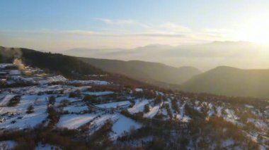 Bulgaristan 'ın Blagoevgrad bölgesindeki Otantik 19. yüzyıl evleriyle Leshten Köyü' nün Hava Kış Günbatımı manzarası