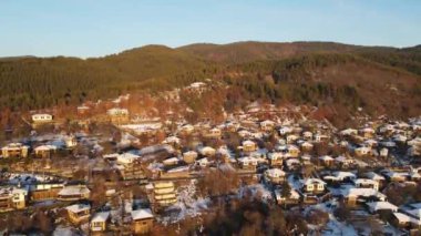 Bulgaristan 'ın Blagoevgrad bölgesindeki Otantik 19. yüzyıl evleriyle Leshten Köyü' nün Hava Kış Günbatımı manzarası