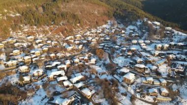 Bulgaristan 'ın Blagoevgrad bölgesindeki Otantik 19. yüzyıl evleriyle Leshten Köyü' nün Hava Kış Günbatımı manzarası
