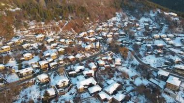 Bulgaristan 'ın Blagoevgrad bölgesindeki Otantik 19. yüzyıl evleriyle Leshten Köyü' nün Hava Kış Günbatımı manzarası