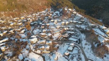 Bulgaristan 'ın Blagoevgrad bölgesindeki Otantik 19. yüzyıl evleriyle Leshten Köyü' nün Hava Kış Günbatımı manzarası