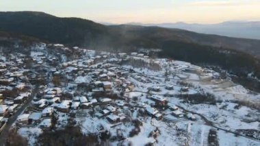 Bulgaristan 'ın Blagoevgrad bölgesindeki Otantik 19. yüzyıl evleriyle Leshten Köyü' nün Hava Kış Günbatımı manzarası