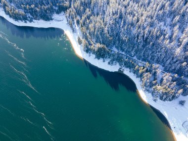 Bulgaristan 'ın Smolyan Bölgesi, Dospat Reservoir hava sahasının kış manzarası