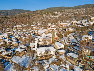 Bulgaristan 'ın Blagoevgrad Bölgesi, Otantik 19. yüzyıl evleriyle Kovaçevitsa Köyü' nün Hava Kış Günbatımı manzarası