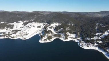 Bulgaristan 'ın Smolyan Bölgesi, Dospat Reservoir hava sahasının kış manzarası